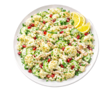 Салат из цветной капусты, запеченной курицей и огурцами с соусом из греческого йогурта